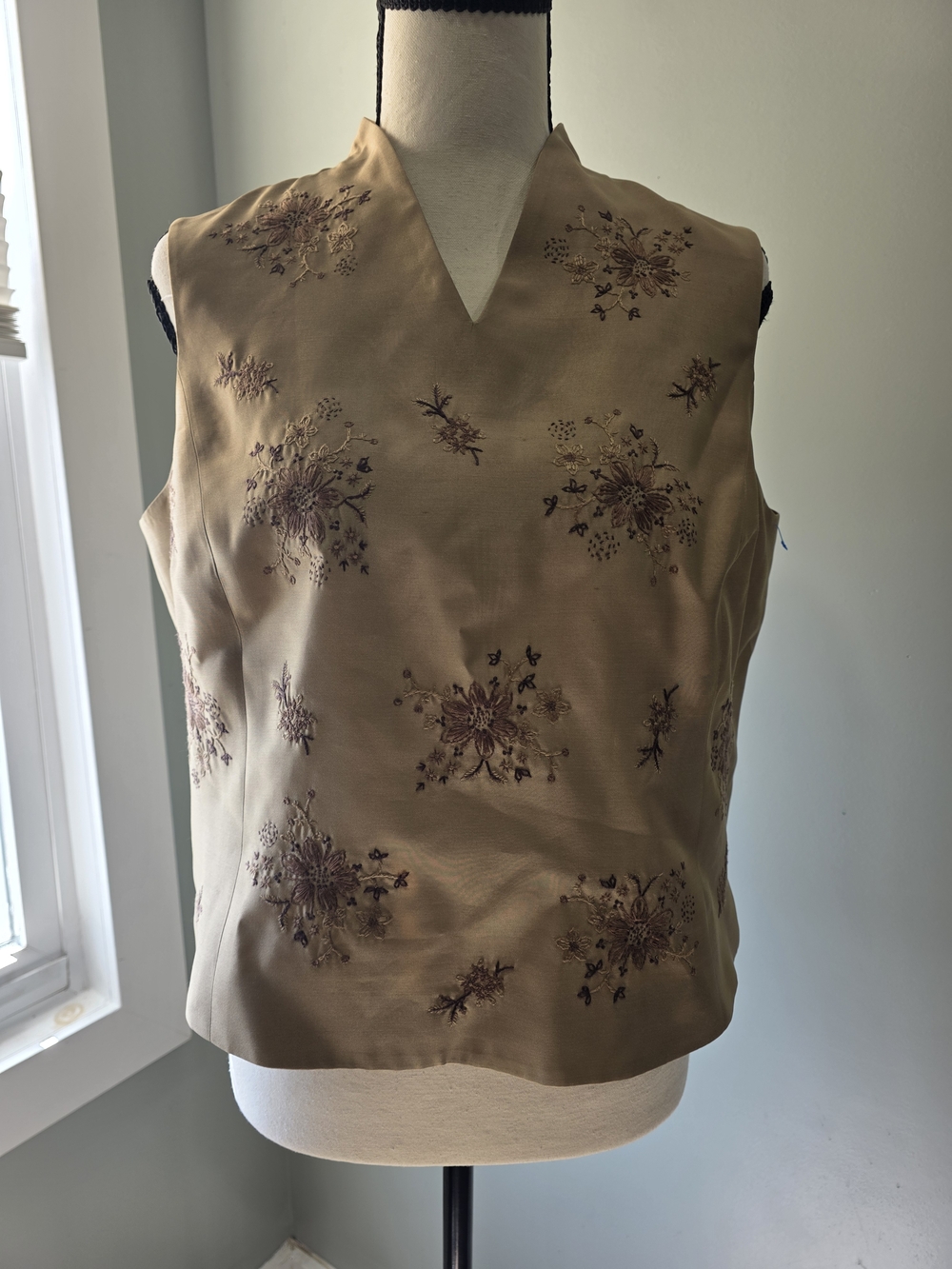TALBOTS.Vintage short-sleeve top, 100% silk, featuring a floral print,